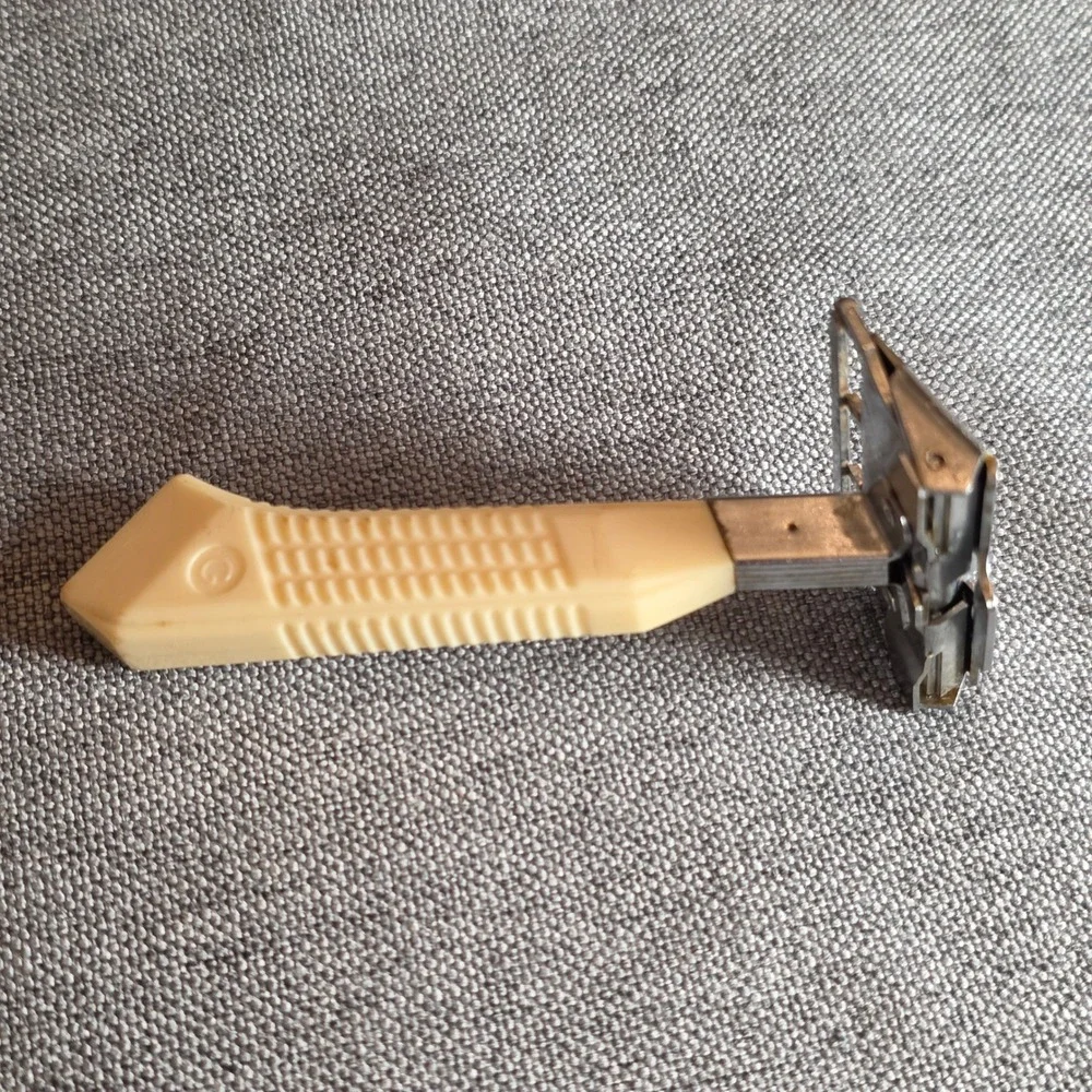 Vintage Gem Single‎ Edge Safety Razor G Logo Cream Plastic Handle Made in USA